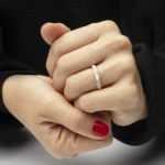 Alianza de plata 925 unisex Crisan Unix1 lucida en una mano con fondo claro