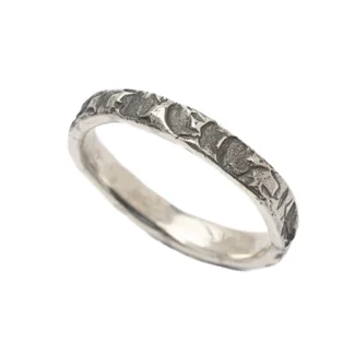 Alianza Crisan Unix1 de plata 925 con textura orgánica sobre fondo blanco