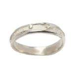 Alianza de plata 925 modelo Men2 con textura orgánica sobre fondo blanco