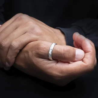 Alianza de plata 925 Crisan Men2 usada en el pulgar con fondo oscuro