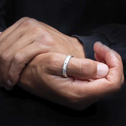 AP00462000-2 Alianza de plata 925 Crisan Men2 usada en el pulgar con fondo oscuro