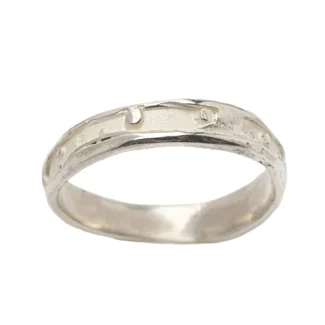 Alianza de plata 925 modelo Men2 con textura orgánica sobre fondo blanco