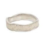 Alianza de plata 925 Crisan Ondu con textura sutil sobre fondo blanco