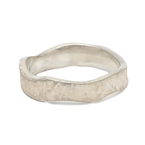 Alianza de plata 925 Crisan Ondu con textura sutil sobre fondo blanco