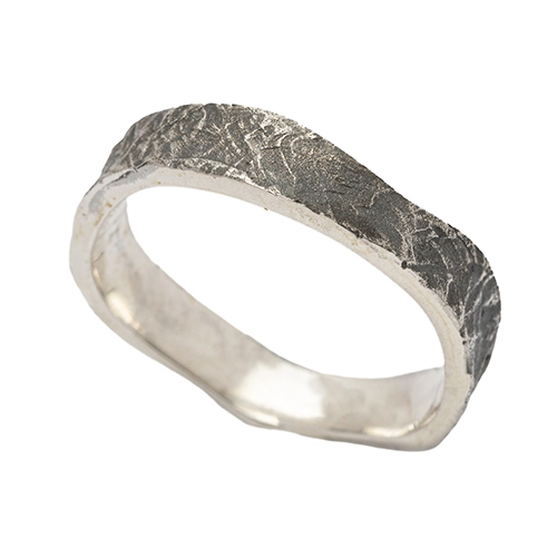 AP00662500 Alianza Crisan Ondu de plata 925 con textura pavonada sobre fondo blanco