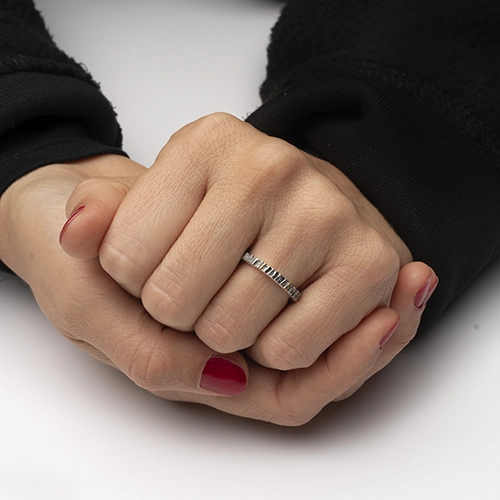 Alianza Zasc de plata 925 con detalles dorados usada en mano sobre fondo claro