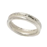 Alianza doble aro de plata 925 con textura orgánica y brillo sobre fondo blanco