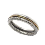 Alianza doble de plata 925 con textura pavonada y detalles dorados sobre fondo blanco