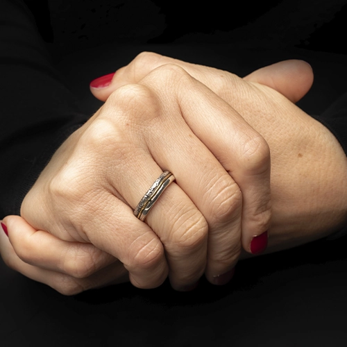 AP01262900-2 Anillo doble de plata 925 usado en mano, con textura pavonada y acentos dorados