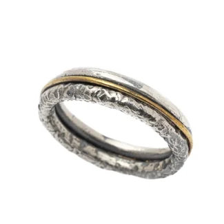 Alianza doble de plata 925 con textura pavonada y detalles dorados sobre fondo blanco