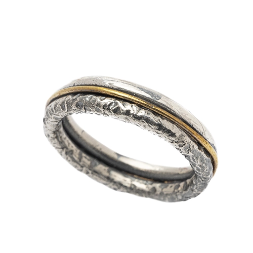 AP01262900 Alianza doble de plata 925 con textura pavonada y detalles dorados sobre fondo blanco