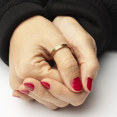 AP01562000-2 Alianza de plata 925 Simp lucida en mano sobre fondo negro