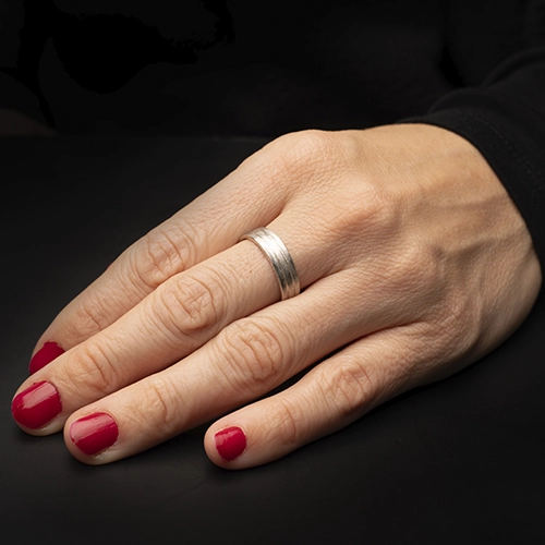 AP01562000-3 Anillo modelo Simp usado en el pulgar con fondo claro