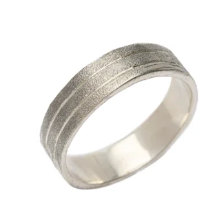 Alianza plana de plata 925 con líneas dobles en relieve sobre fondo blanco