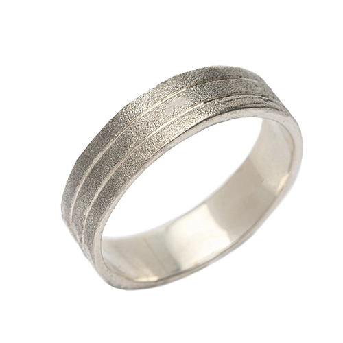 AP01562000 Alianza plana de plata 925 con líneas dobles en relieve sobre fondo blanco