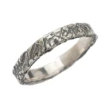 Alianza Mich de plata 925 con textura orgánica sobre fondo blanco