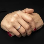 Anillo Mich de plata 925 usado en mano sobre fondo negro