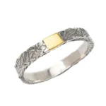 Alianza de plata 925 con textura pavonada y detalle dorado sobre fondo blanco