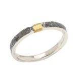 Alianza Yunc de plata 925 con textura pavonada y detalle dorado sobre fondo blanco