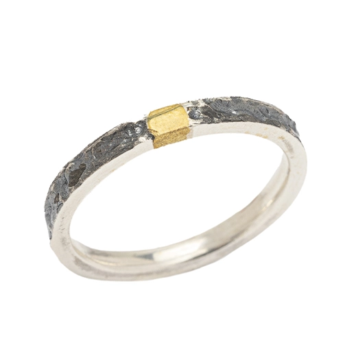 AP02362900 (2) Alianza Yunc de plata 925 con textura pavonada y detalle dorado sobre fondo blanco