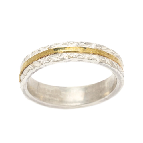 Alianza Tric de plata 925 con textura blanca y línea central dorada sobre fondo blanco