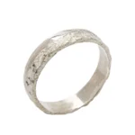 Alianza Mocn de plata 925 con textura orgánica y acabado pavonado