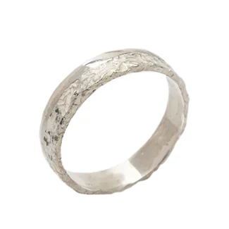 Alianza Mocn de plata 925 con textura orgánica y acabado pavonado