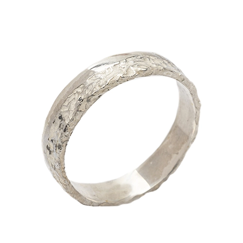 Alianza Mocn de plata 925 con textura orgánica y acabado pavonado