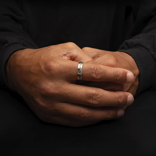 Anillo de plata 925 con detalle dorado modelo Mocn usado en mano masculina