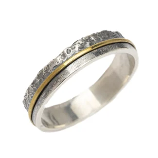 Alianza Mocn de plata 925 con textura pavonada y línea dorada sobre fondo blanco