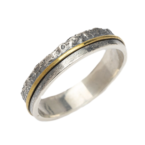 Alianza Mocn de plata 925 con textura pavonada y línea dorada sobre fondo blanco