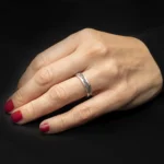 Anillo Cacn de plata 925 con textura pavonada usado en mano sobre fondo oscuro