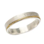 Alianza de plata Crisan Clas con textura blanca y línea dorada