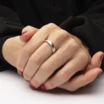 Alianza de plata Crisan modelo Clas en mano femenina