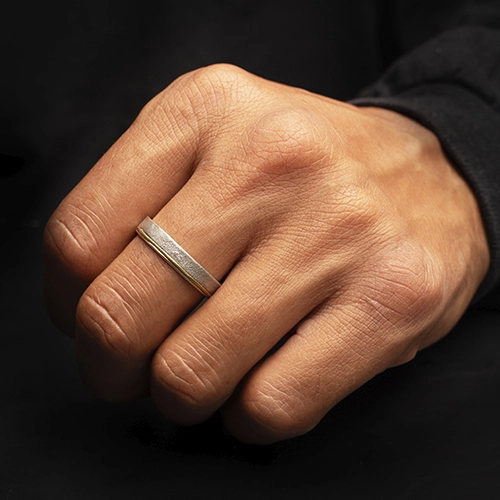 AP03262900-3 Alianza de plata con detalle dorado usada en mano masculina