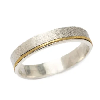 Alianza de plata Crisan Clas con textura blanca y línea dorada