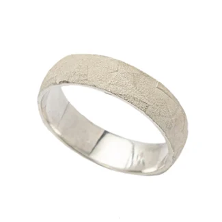 Alianza Crisan Textu en plata 925 vista sobre fondo blanco