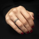 Anillo de plata pavonada modelo Textu en mano femenina