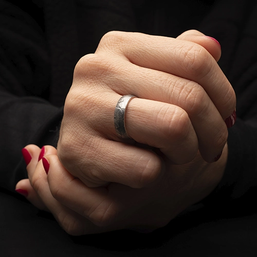 AP03362500-4 Alianza unisex de plata 925 pavonada en uso