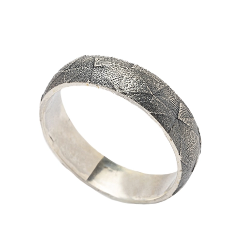 AP03362500 Detalle texturizado del anillo pavonado modelo Textu